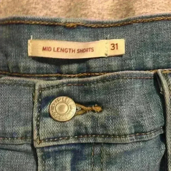 Levis Lightwash Mid length Jean Shorts Size 31 - Picture 2 of 7